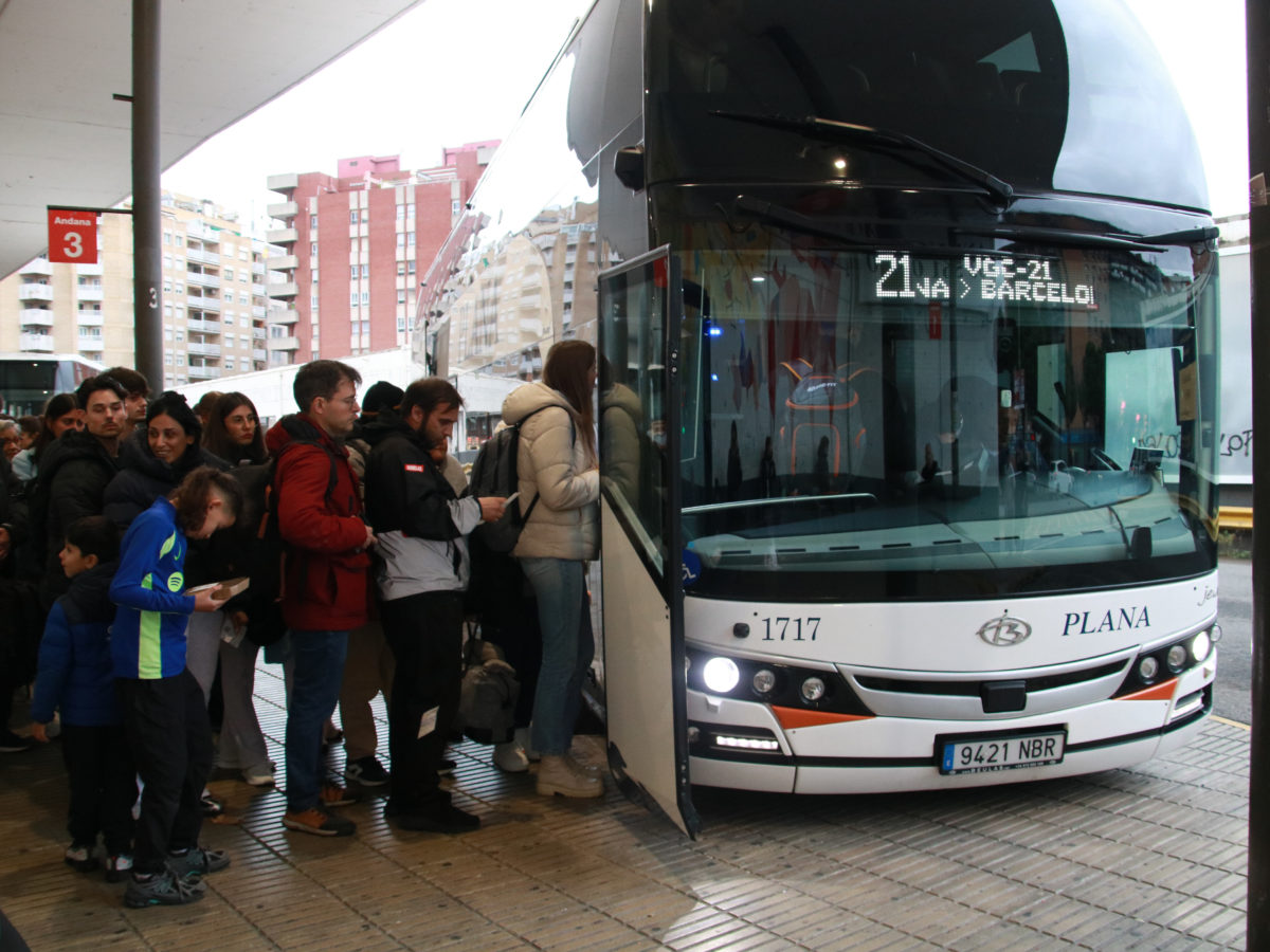 Tornen a omplir-se les andanes de l’estació d’autobusos de Tarragona per la supressió de trens