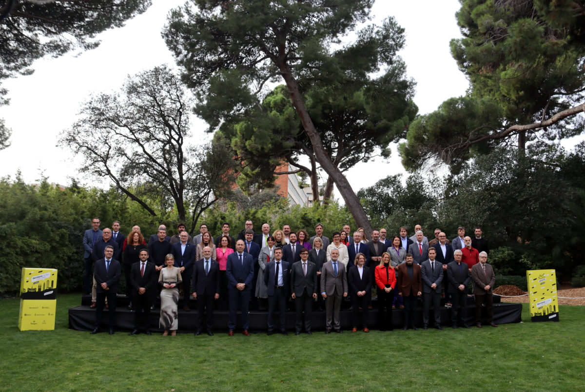 Fotografia de família amb tots els alcaldes dels municipis per on passarà el Tour de France 2026. Data de publicació: dilluns 12 de gener del 2026, 13:42 Localització: Barcelona Autor: Nazaret Romero