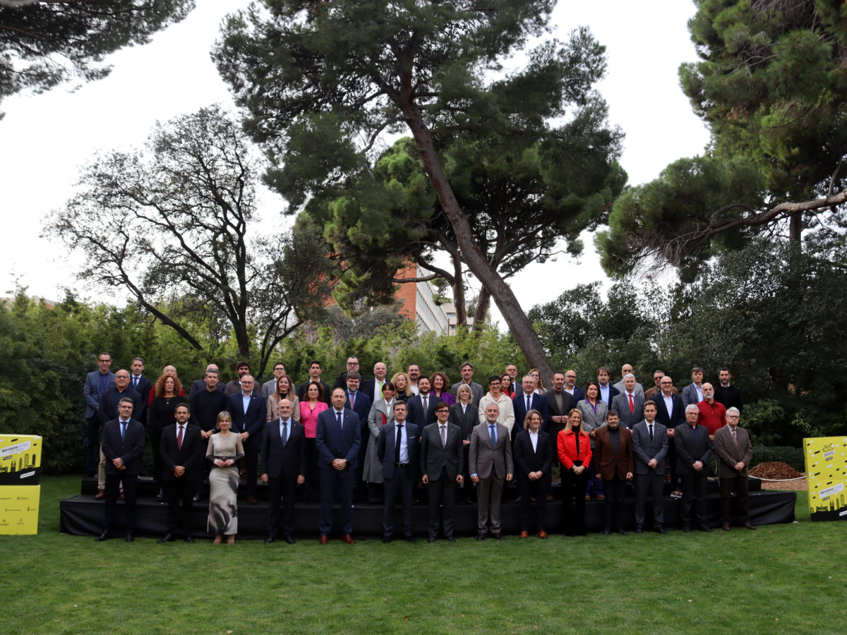 Fotografia de família amb tots els alcaldes dels municipis per on passarà el Tour de France 2026. Data de publicació: dilluns 12 de gener del 2026, 13:42 Localització: Barcelona Autor: Nazaret Romero