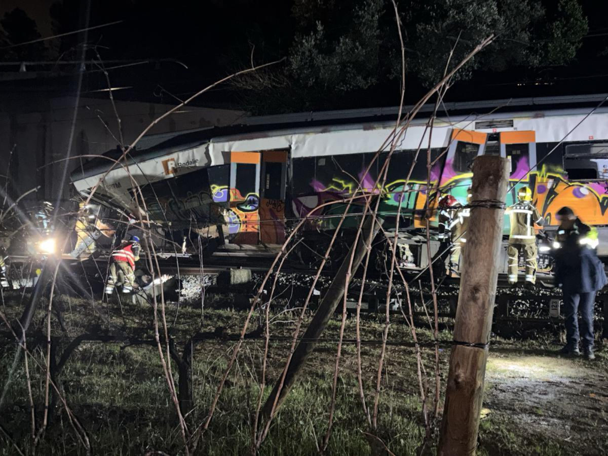 Un mort i 37 ferits, 5 dels quals greus, en el xoc d’un tren de l’R4 contra un mur de contenció caigut a la via