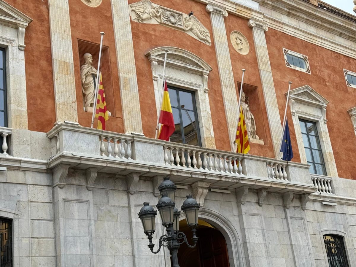 banderes a Tarragona onejant a mig pal per l'accident de trens a Adamuz