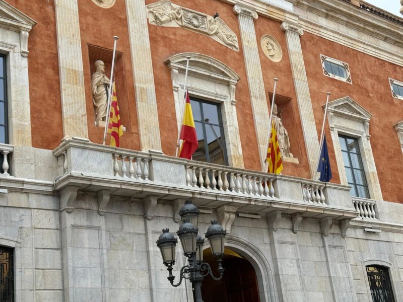 banderes a Tarragona onejant a mig pal per l'accident de trens a Adamuz