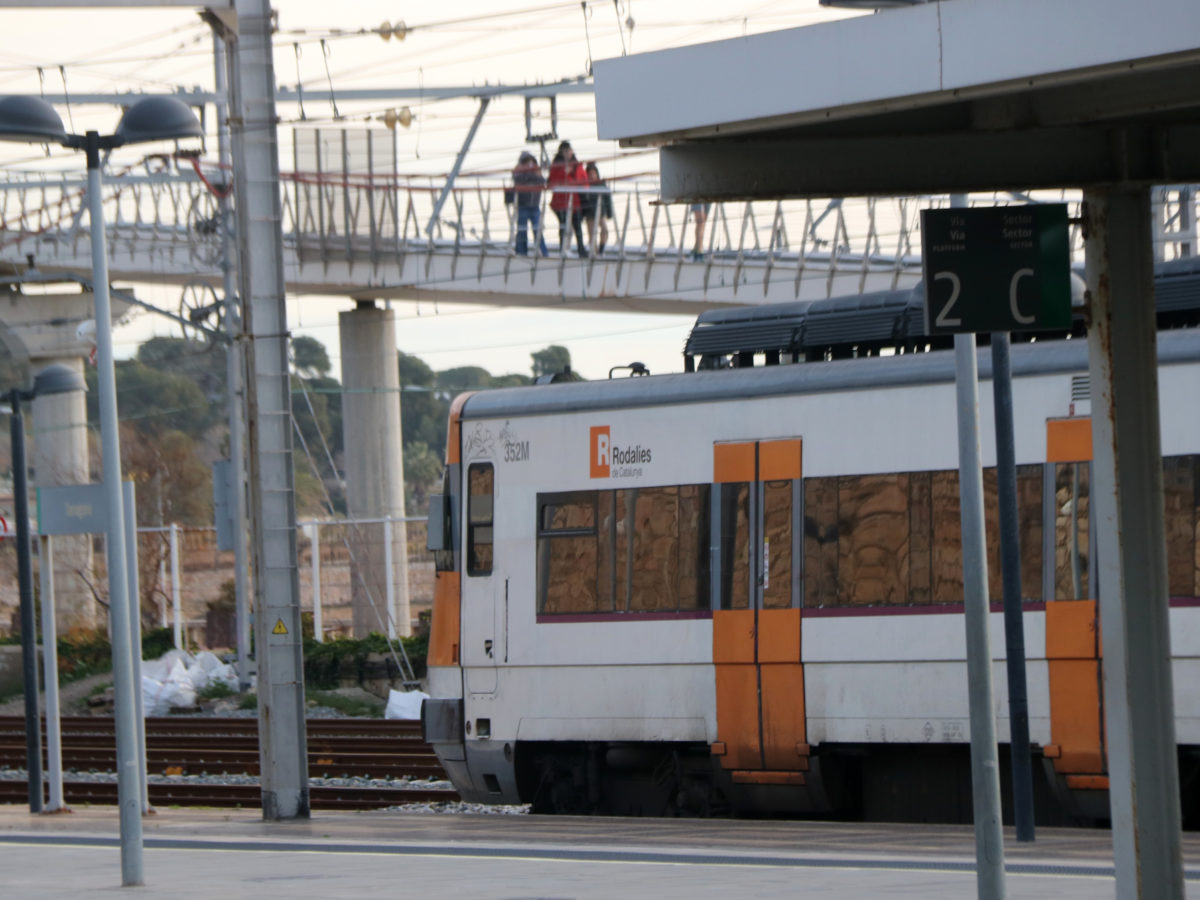 Un tren aturat a les vies de l'estació de Tarragona aquest diumenge Data de publicació: diumenge 25 de gener del 2026, 12:56 Localització: Tarragona Autor: Jordi Marsal