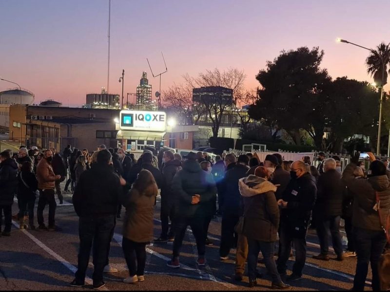 Concentració veïns davant IQOXE el 2025