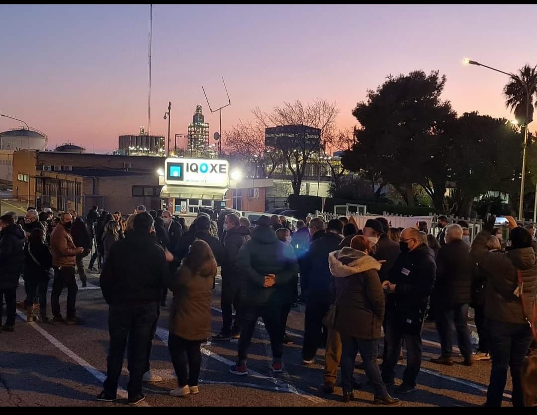 Concentració veïns davant IQOXE el 2025