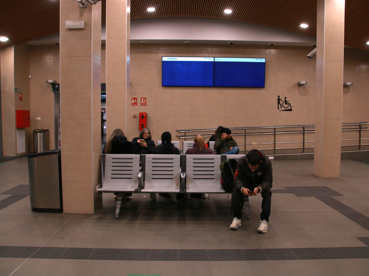 Incertesa i desesperació entre els pocs usuaris que s’esperen a l’estació de Tarragona