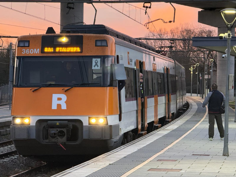 Un usuari de Rodalies parla amb un treballador d'un tren a l'andana de Maçanet Data de publicació: dilluns 02 de febrer del 2026, 09:35 Localització: Girona Autor: Gerard Vilà
