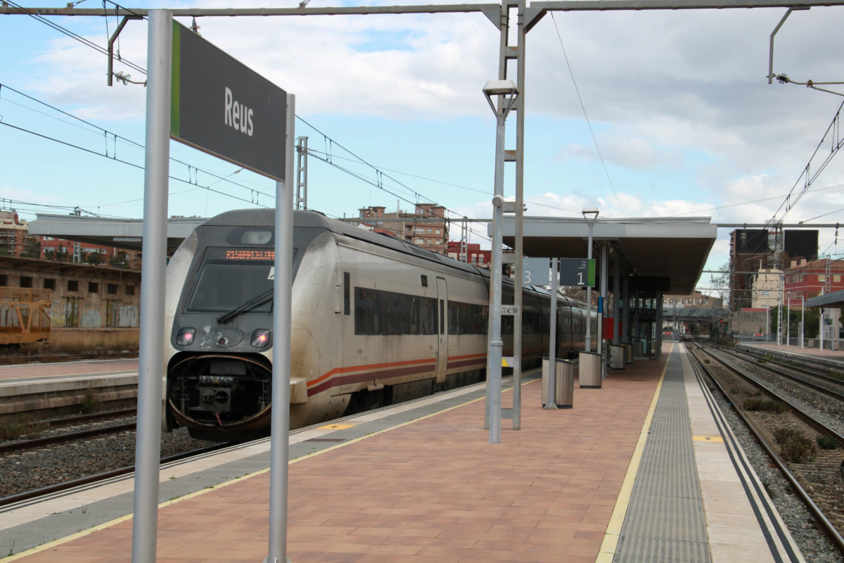 El tren regional R-15 a punt de sortir des de l'estació de Reus cap a Barcelona en la jornada de la represa del servei ferroviari Data de publicació: divendres 23 de gener del 2026, 14:36 Localització: Reus Autor: Mar Rovira