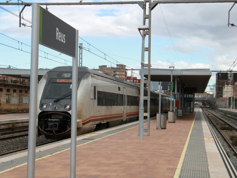 El tren regional R-15 a punt de sortir des de l'estació de Reus cap a Barcelona en la jornada de la represa del servei ferroviari Data de publicació: divendres 23 de gener del 2026, 14:36 Localització: Reus Autor: Mar Rovira