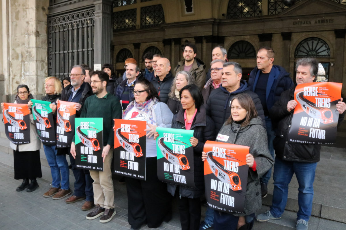 La foto de família amb els representants de les entitats que promouen la manifestació per exigir la millora de Rodalies Data de publicació: dijous 29 de gener del 2026, 12:57 Localització: Barcelona Autor: Andrea Salazar