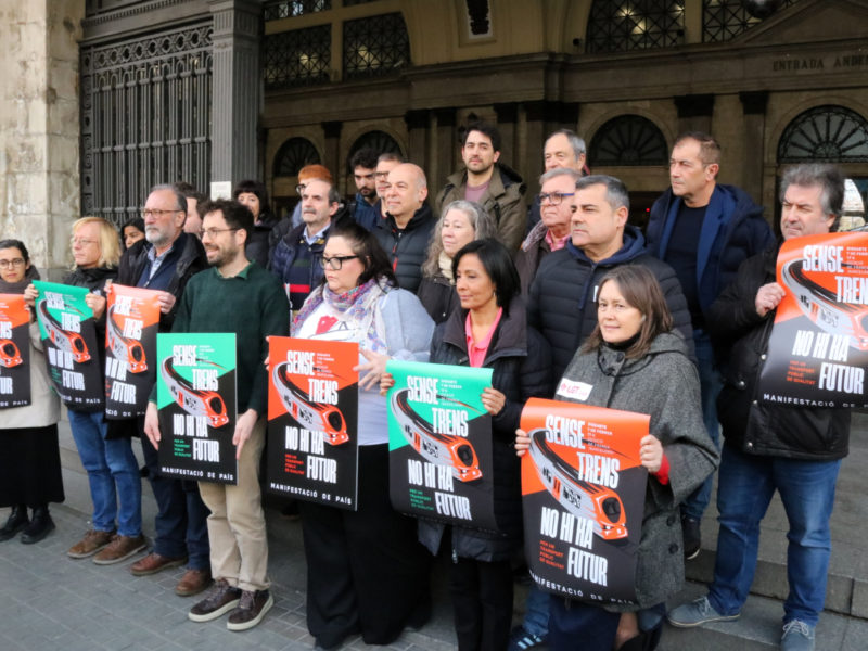 La foto de família amb els representants de les entitats que promouen la manifestació per exigir la millora de Rodalies Data de publicació: dijous 29 de gener del 2026, 12:57 Localització: Barcelona Autor: Andrea Salazar