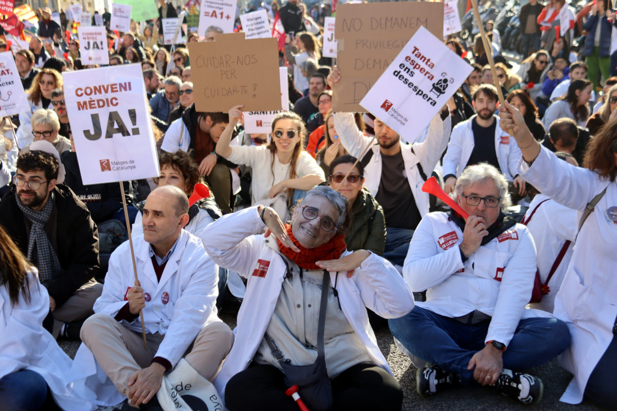 Un manifestant amb la màscara de la consellera de Salut, Olga Pané. Data de publicació: dijous 15 de gener del 2026, 14:07 Localització: Barcelona Autor: Nazaret Romero