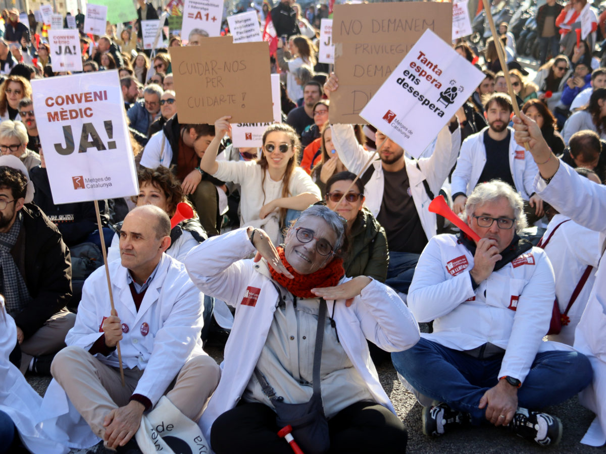 Els metges enceten una setmana de vaga amb una convocatòria pròpia a Catalunya dilluns i divendres