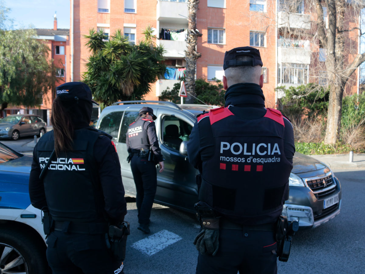 Agents dels Mossos d'Esquadra i la policia nacional aturen un cotxe a l'entrada del barri de Sant Josep Obrer de Reus durant l'operatiu Kanpai Data de publicació: divendres 20 de febrer del 2026, 19:16 Localització: Reus Autor: Ariadna Escoda