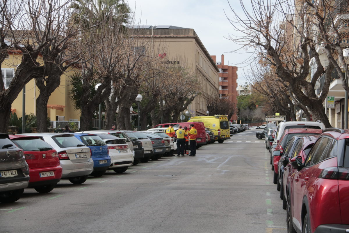 Equips d'emergències treballant en la casa del centre de Tarragona on hi ha hagut un incendi que ha provocat la mort d'un home Data de publicació: diumenge 01 de febrer del 2026, 16:38 Localització: Tarragona Autor: Ariadna Escoda