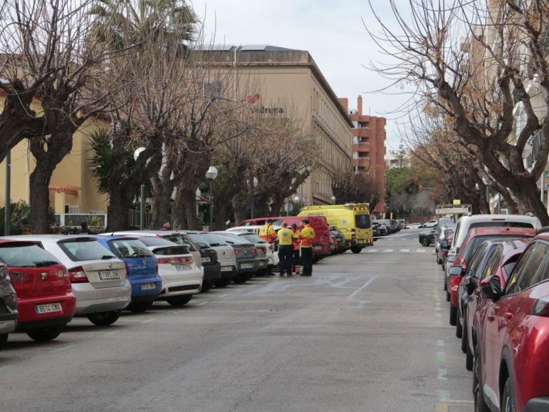 Equips d'emergències treballant en la casa del centre de Tarragona on hi ha hagut un incendi que ha provocat la mort d'un home Data de publicació: diumenge 01 de febrer del 2026, 16:38 Localització: Tarragona Autor: Ariadna Escoda
