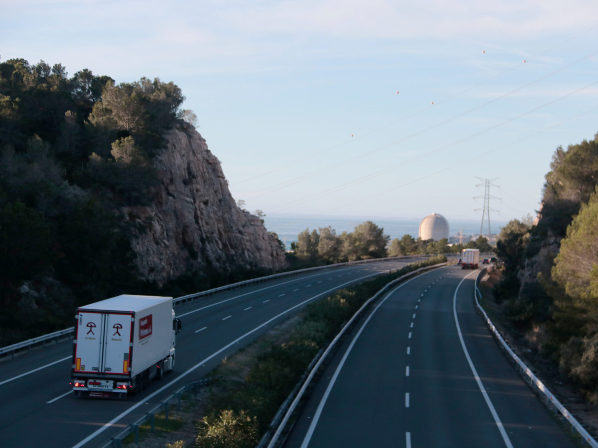 Tallada l’AP-7 en sentit nord a l’Hospitalet de l’Infant per un camió bolcat