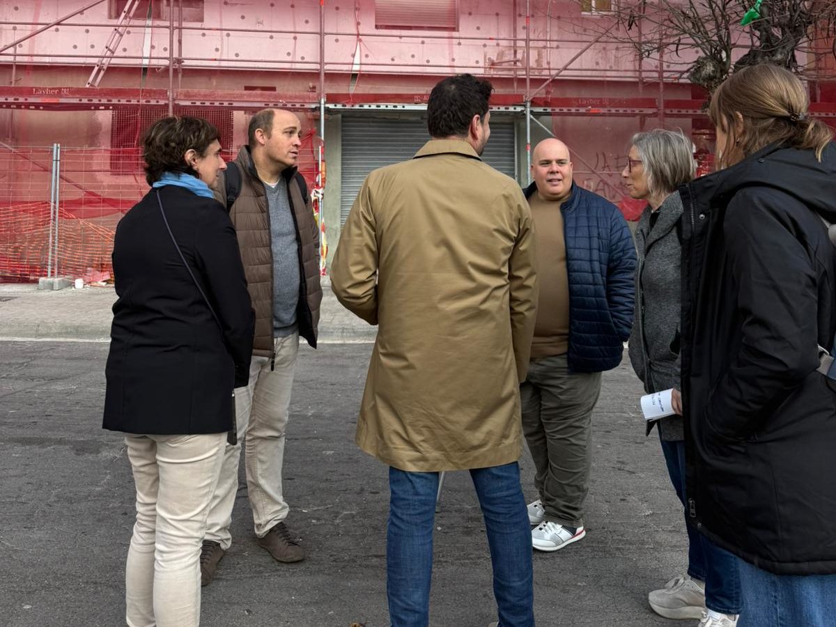 L’alcalde i la secretària d’Habitatge de la Generalitat visiten els Blocs de Colors