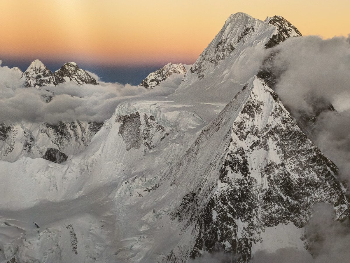 L’essència de les grans muntanyes impregna d’himalaisme el patí de la Diputació