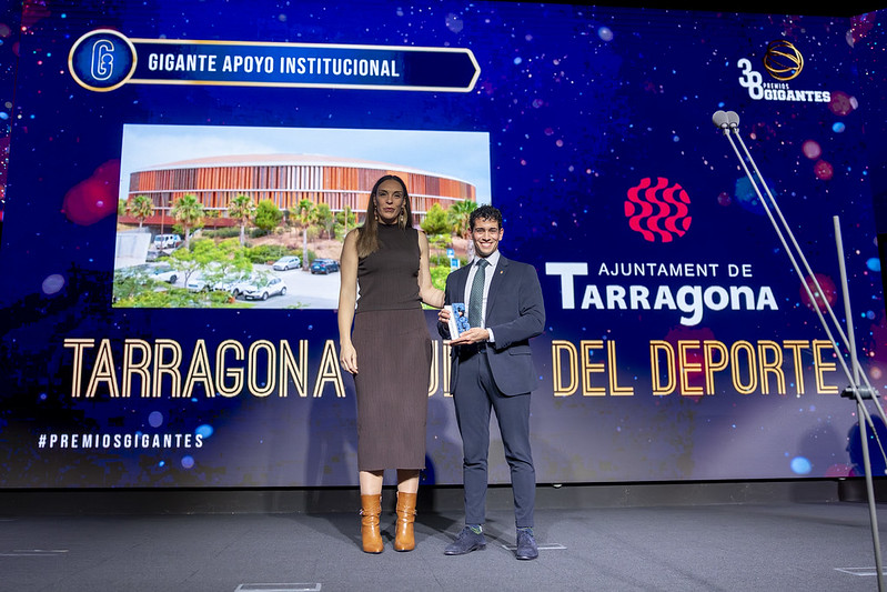 El conseller Mario Soler i Lucila Pascua, presidenta de la Associación de Jugadoras de Baloncesto.
