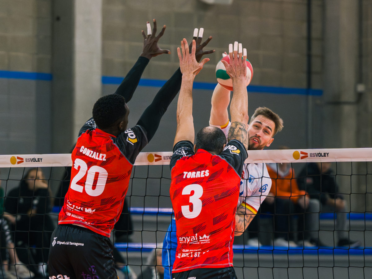 Derrota del masculí i femení del CV Sant Pere i Sant Pau