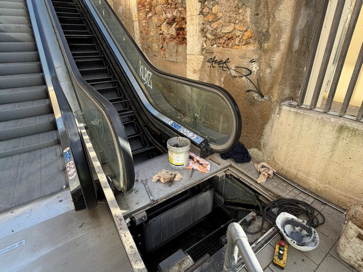 Substitueixen la cadena d’un tram d’escales mecàniques del carrer Vapor