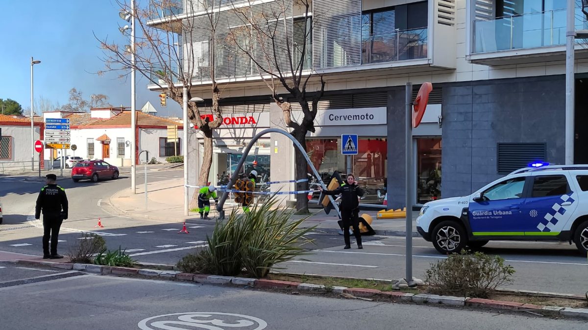 Semàfor tombat pel vent a l'Avinguda Catalunya de Tarragona.