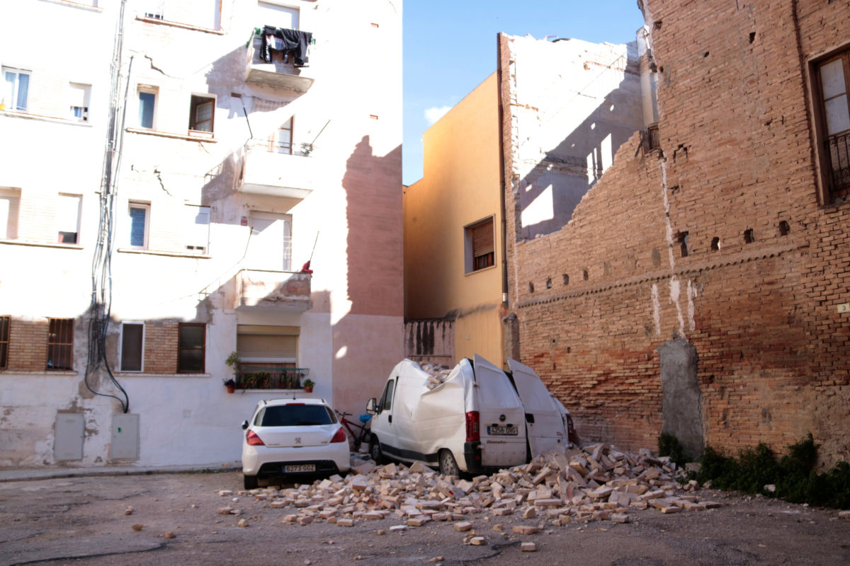 Dos vehicles estacionats a la Plaça Antonio Casanova de Tortosa s'han vist afectats per l'episodi de vent a la ciutat Data de publicació: dissabte 14 de febrer del 2026, 12:33 Localització: Tortosa Autor: Ariadna Escoda