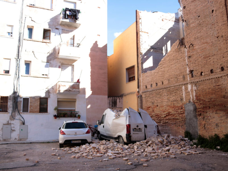 Dos vehicles estacionats a la Plaça Antonio Casanova de Tortosa s'han vist afectats per l'episodi de vent a la ciutat Data de publicació: dissabte 14 de febrer del 2026, 12:33 Localització: Tortosa Autor: Ariadna Escoda