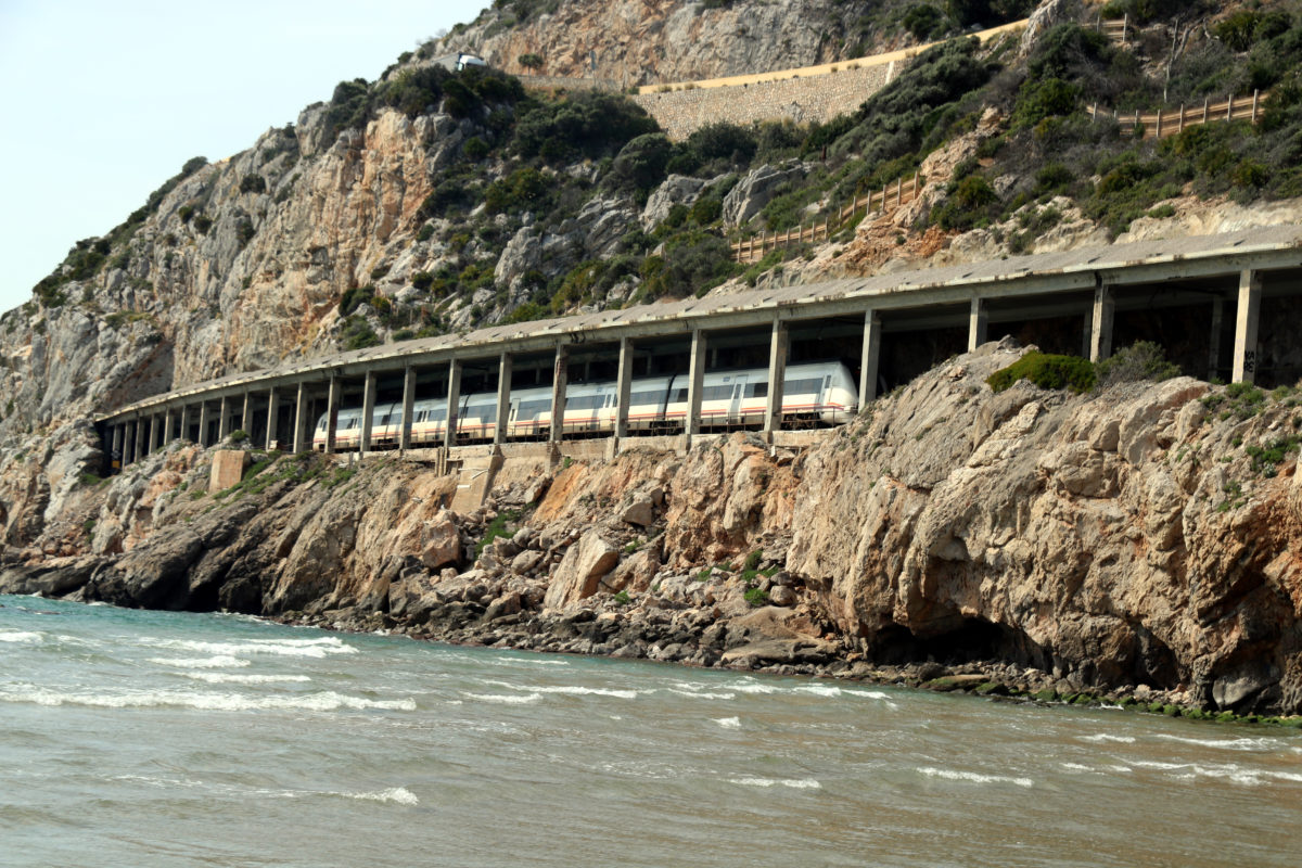 Un tren de Rodalies passant per cala Ginesta Data de publicació: dijous 12 de març del 2026, 07:00 Localització: Torredembarra / Sitges / Vilanova Autor: Àlex Recolons
