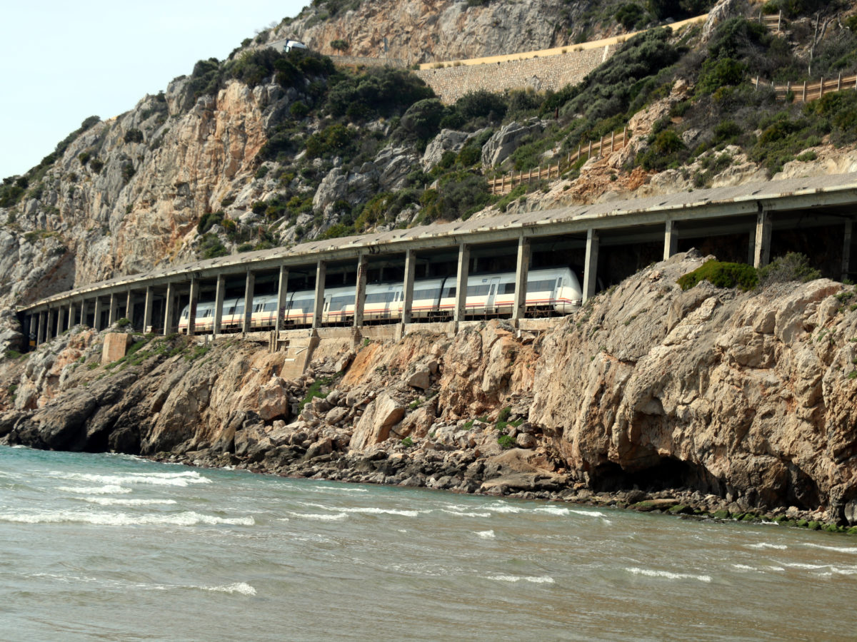 Les obres al túnel del Garraf canvien des d’aquest dilluns el servei de Rodalies al sud durant tres o quatre mesos