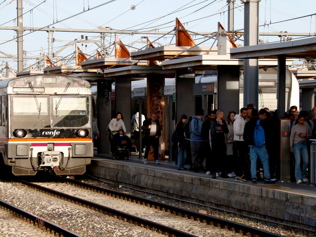 Usuaris afectats per les obres del Garraf, satisfets amb el servei alternatiu de bus però no amb el tren