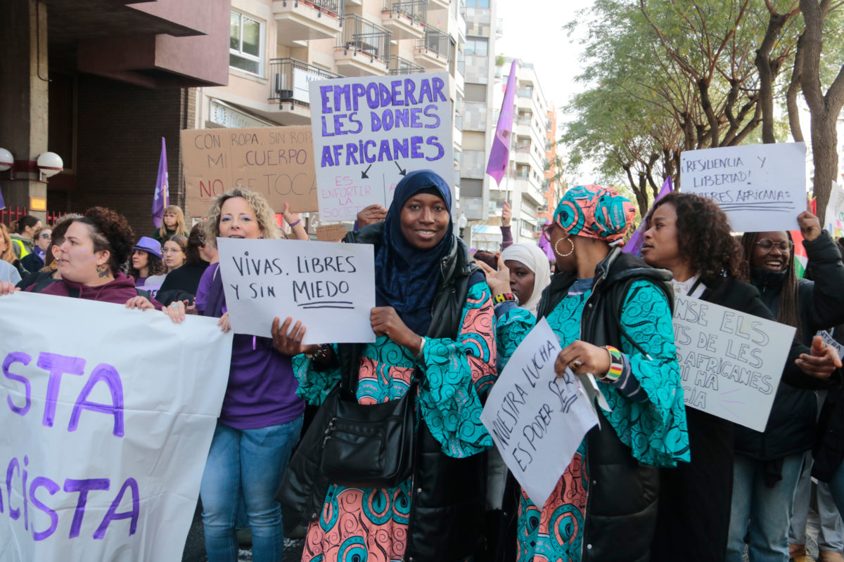 Dones racialitzades durant la manifestació feminista del 8-M convocada per la Plataforma Feminista del Camp de Tarragona Data de publicació: diumenge 08 de març del 2026, 14:50 Localització: Tarragona Autor: Ariadna Escoda