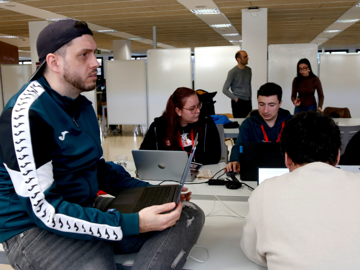 Estudiants de la URV utilitzen la IA per trobar solucions per mantenir els punts de càrrega de vehicles elèctrics