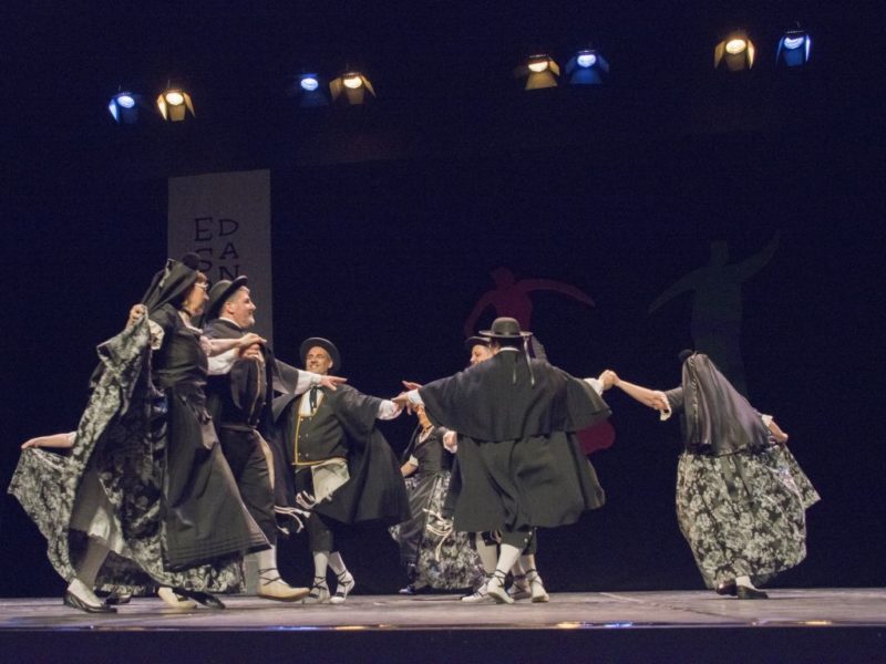 L’Esbart Dansaire celebra els seus 44 anys al Teatre Tarragona