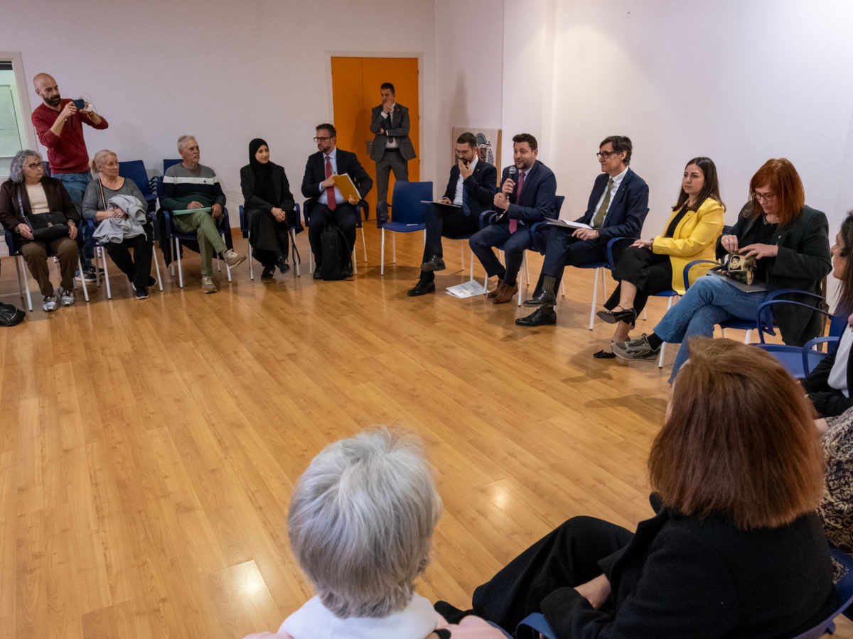 Illa es compromet amb els veïns de les Cases de Colors de Campclar a plantejar solucions a la problemàtica dels edificis