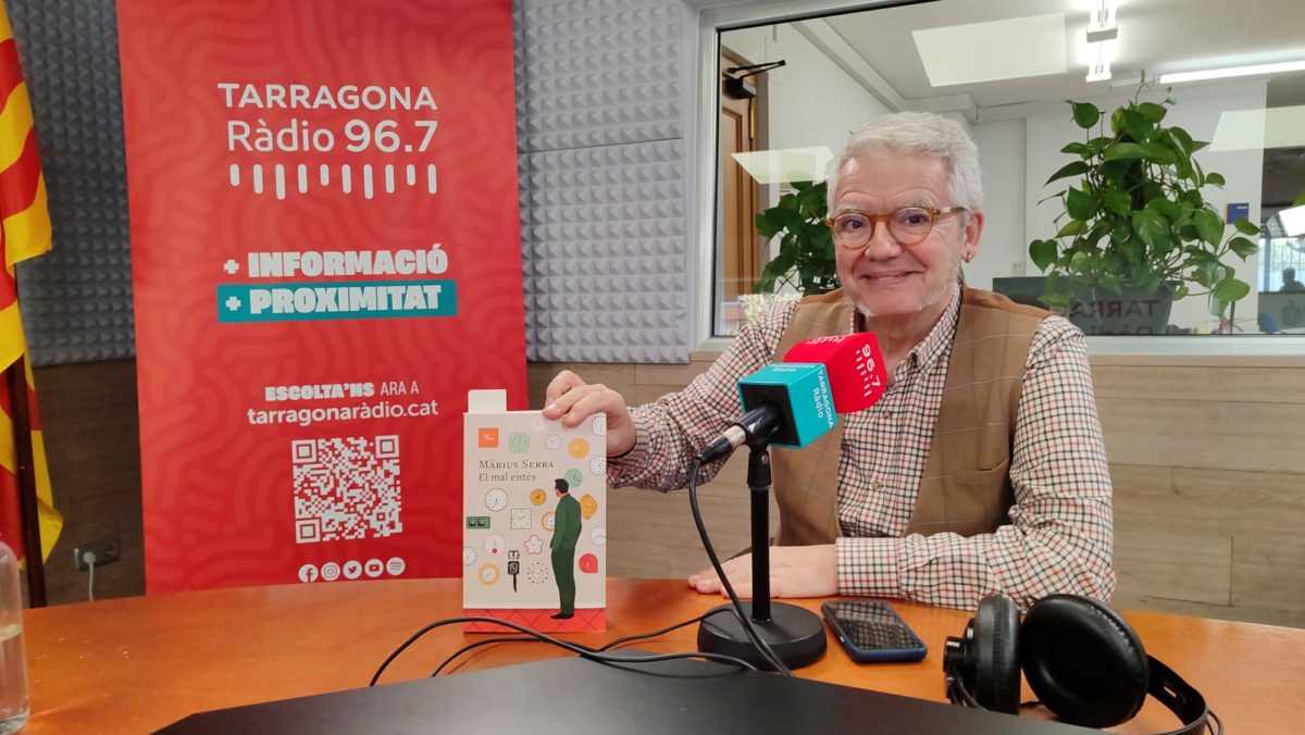 Màrius Serra presenta El mal entès (Proa), en una entrevista a Tarragona Ràdio. 20/98/2026