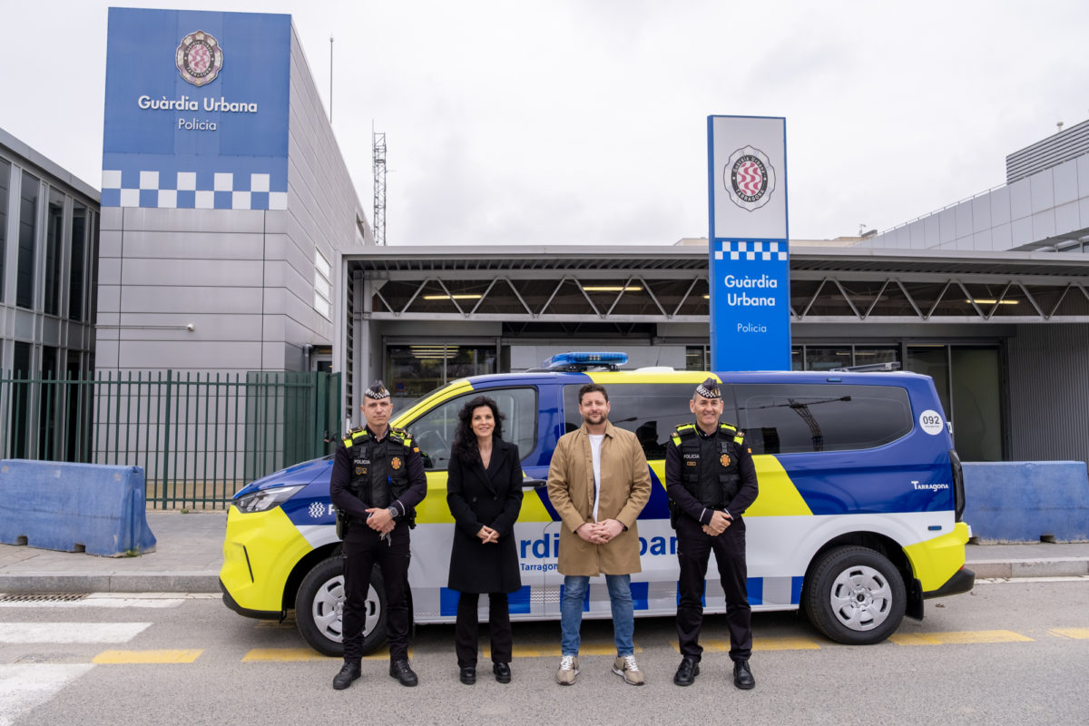 'alcalde, Rubén Viñuales, amb el nou vehicle de la Guàrdia Urbana. Autor: Joan Carles Borrachero.