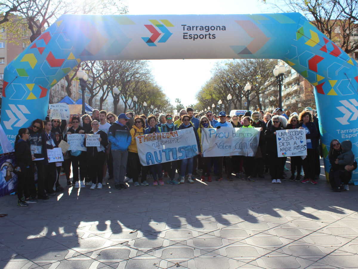 Prop de 500 persones reclamen més recursos a la Caminada de primavera per l’Autisme