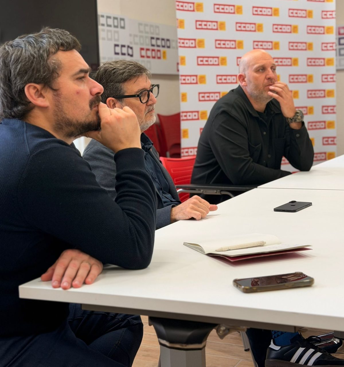 Jordi Collado s'entrevista treballadors paper Internacional