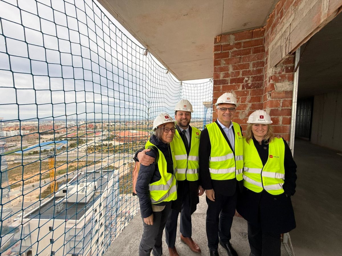 El secretari d’Estat d’Habitatge i Agenda Urbana, David Lucas Parrón ha visitat la promoció de Les Oliveres acompanyat del conseller de Territori, Nacho García, de la secretària d’Habitatge de la Generalitat, Lídia Guillén, de l’alcalde de Tarragona, Rubén Viñuales, i de la subdelegada del Govern, Elisabet Romero.