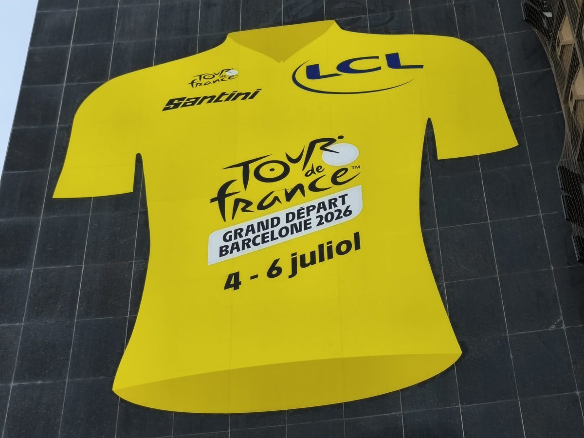 Mallot ciclista del Tour de França a la façana de l'edifici de la Diputació de Tarragona, a la plaça Imperial Tarraco