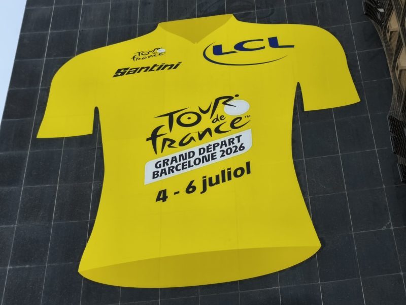 Mallot ciclista del Tour de França a la façana de l'edifici de la Diputació de Tarragona, a la plaça Imperial Tarraco