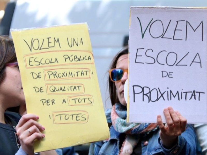 La comunitat educativa torna al carrer per protestar contra el tancament de línies a la pública