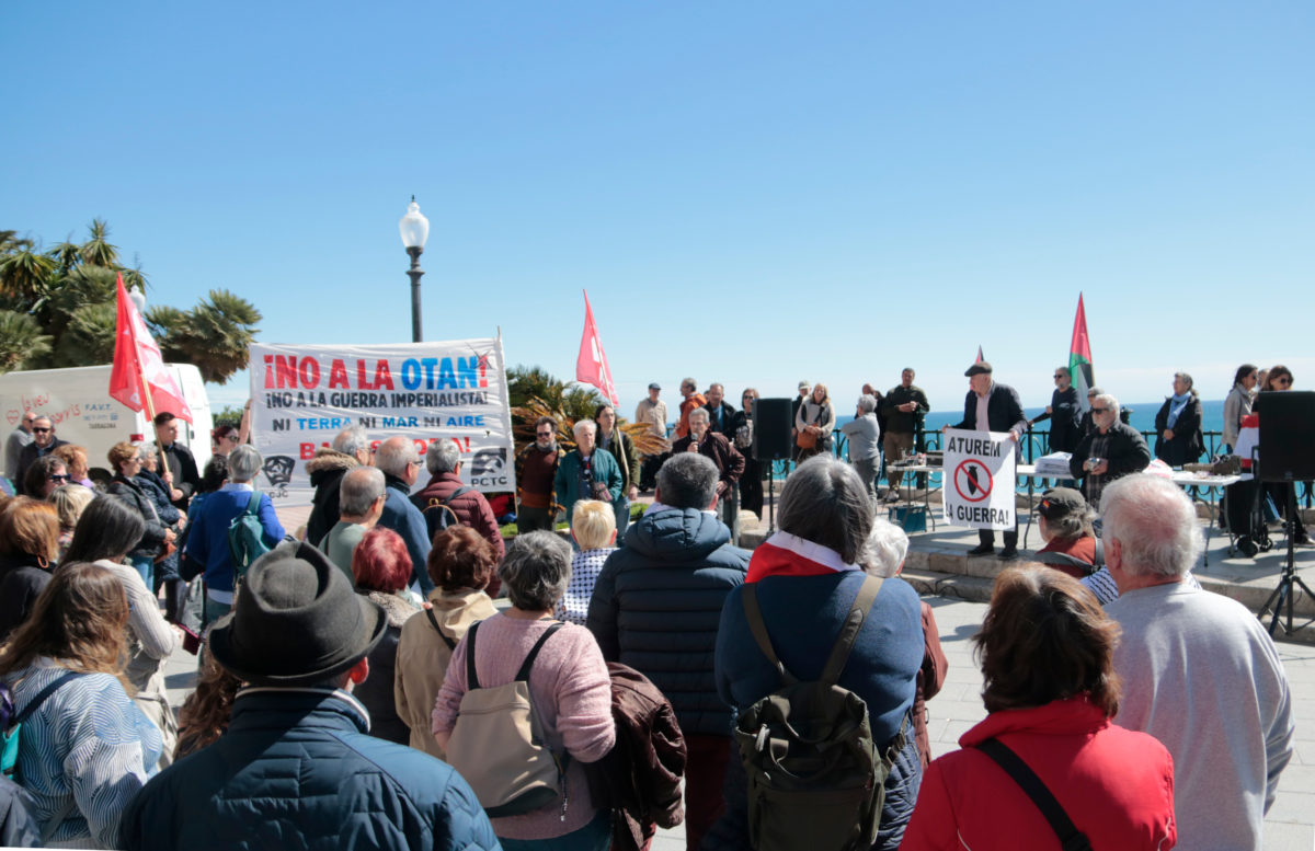 Amb crits de "No a la guerra", els manifestants exigeixen la fi dels atacs i la imposició de la pau