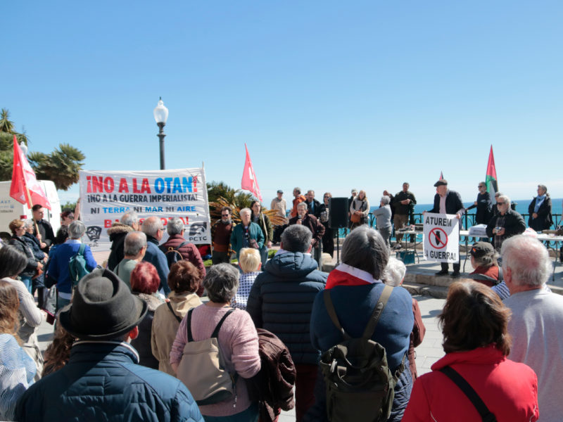 Amb crits de "No a la guerra", els manifestants exigeixen la fi dels atacs i la imposició de la pau