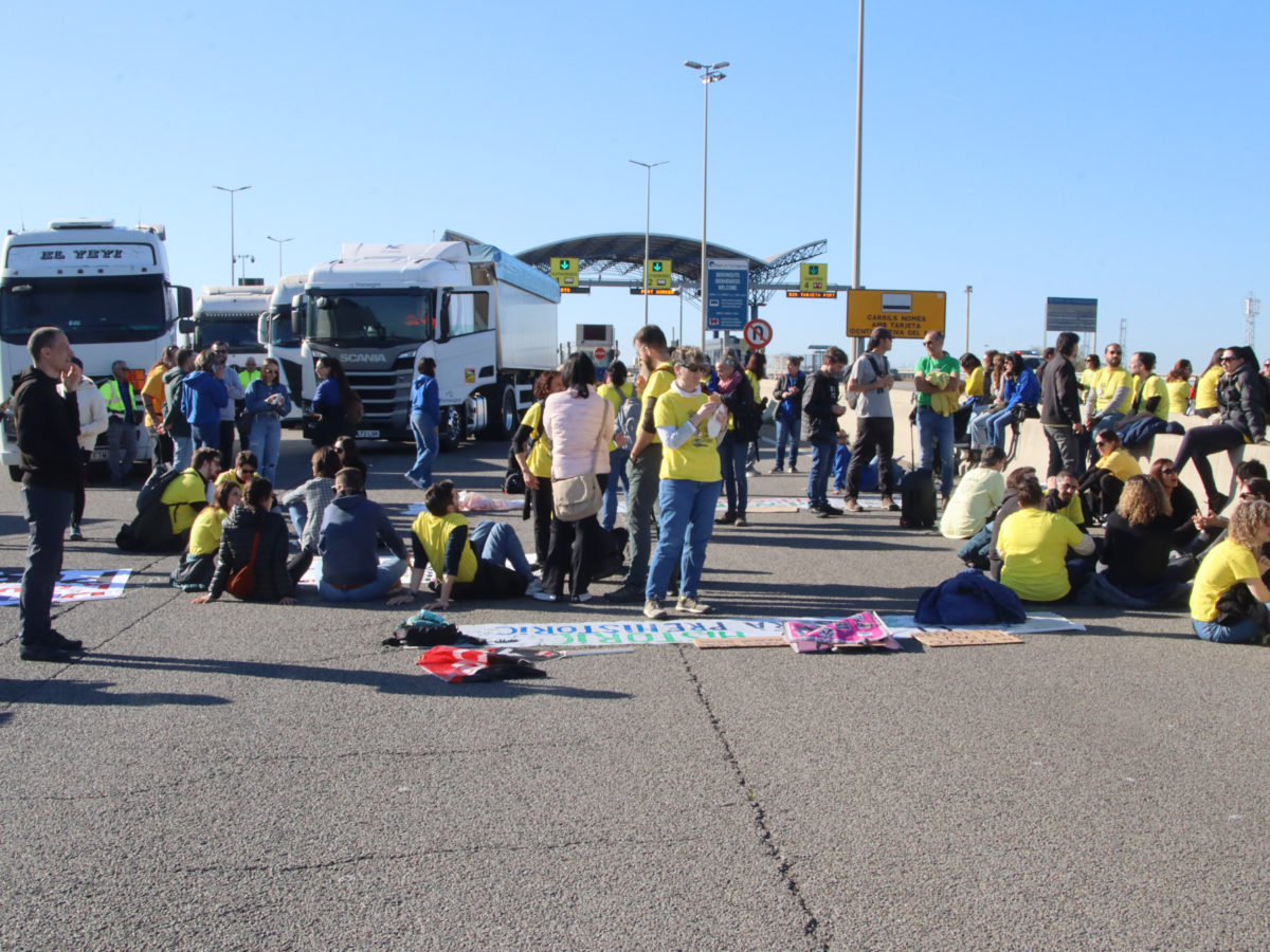 Els docents tallen els accessos al Port i reben el suport de Revolta Pagesa