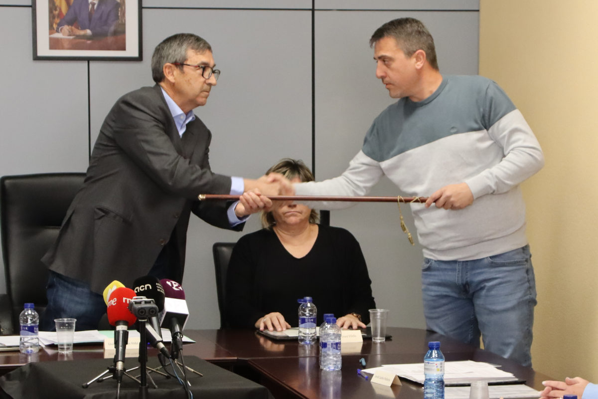 Jordi Cacho (dreta) rep la vara d'alcalde de Perafort de la mà del regidor Lluís Massagués (FIC) Data de publicació: dilluns 30 de març del 2026, 13:47 Localització: Perafort Autor: Eloi Tost