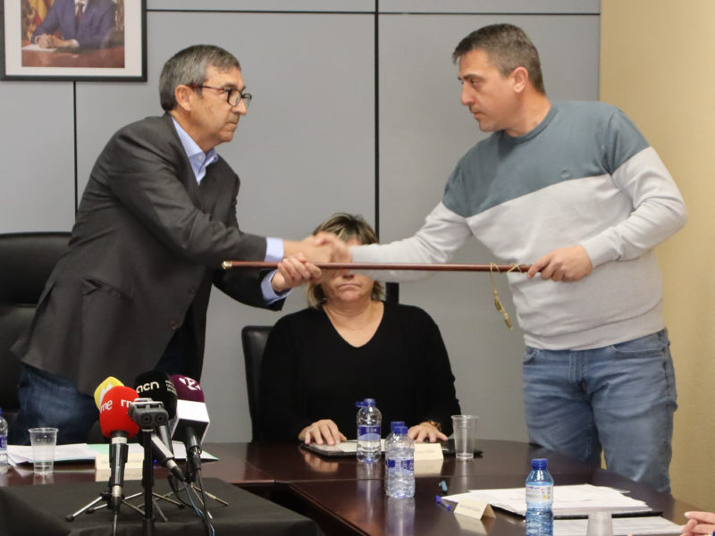 Jordi Cacho (dreta) rep la vara d'alcalde de Perafort de la mà del regidor Lluís Massagués (FIC) Data de publicació: dilluns 30 de març del 2026, 13:47 Localització: Perafort Autor: Eloi Tost