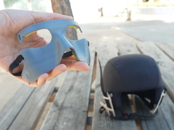 El nou casc casteller per a la canalla busca incorporar un protector facial complementari